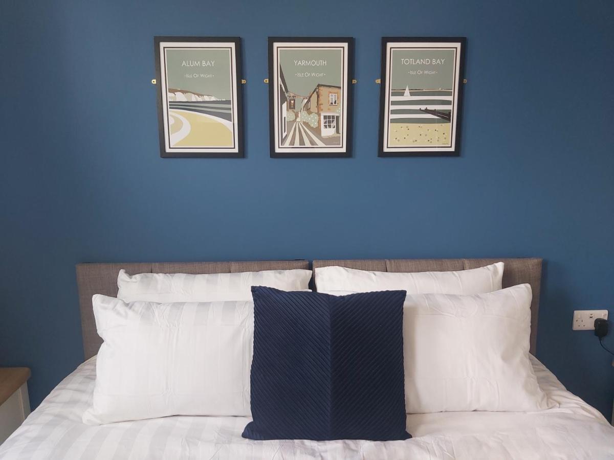 Bed and Breakfast Bay House Totland  Экстерьер фото